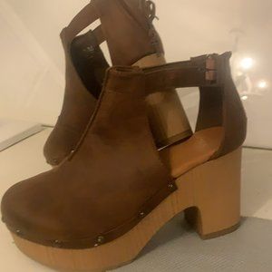 WOMENS SIZE 8.5 TRUE CRAFT CLOGS